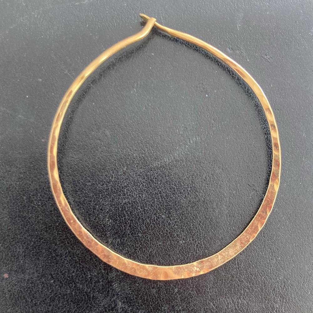 Gorgeous Vintage one of a kind thin gold hoops / one side hammered, other smooth - Picture 5 of 10